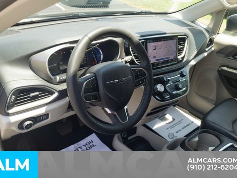 Used 2023 Chrysler Pacifica Touring-L FWD image 15