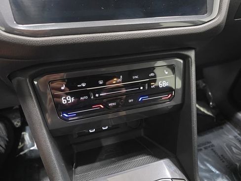 Used 2022 Volkswagen Tiguan SE AWD/4WD image 24