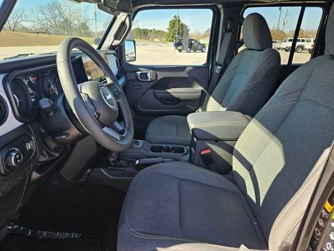 Used 2025 Jeep Gladiator Sport image 9