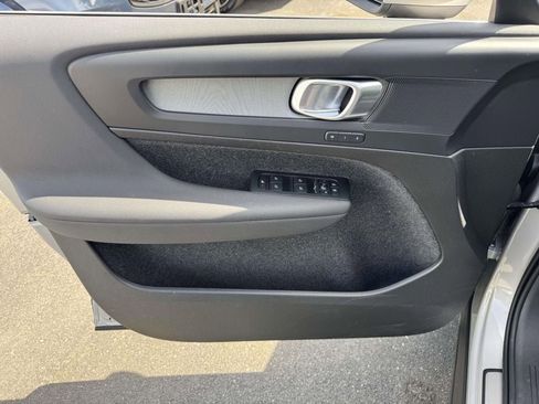 Certified 2025 Volvo XC40 B5 Plus AWD/4WD image 17