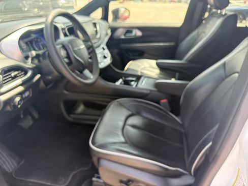 Used 2025 Chrysler Pacifica Limited FWD image 13