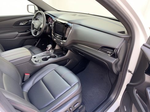 Used 2023 Chevrolet Traverse RS FWD image 30