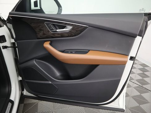 Used 2022 Audi Q8 Premium Plus image 26