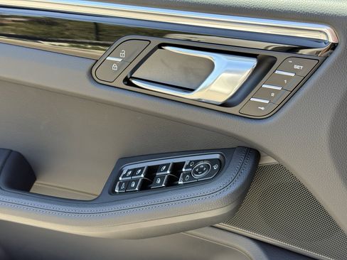 Used 2025 Porsche Macan Loaner image 27