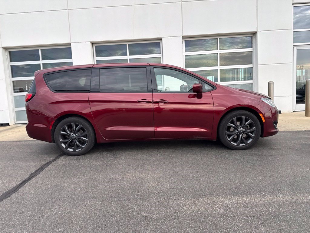 Used 2018 Chrysler Pacifica Touring Plus w/ S Appearance Package FWD image 3