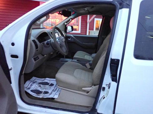Used 2014 Nissan Frontier SV image 7
