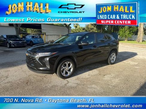 Used 2024 Chevrolet Trax LS w/ LS Convenience Package FWD image 2