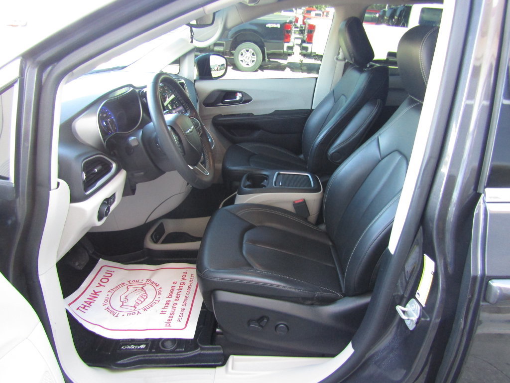 Used 2023 Chrysler Pacifica Touring-L FWD image 24