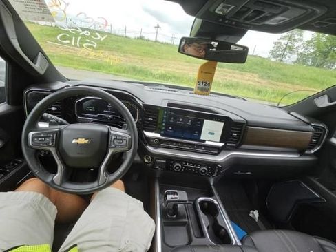 Used 2025 Chevrolet Silverado 1500 High Country w/ High Country Premium Package AWD/4WD image 2