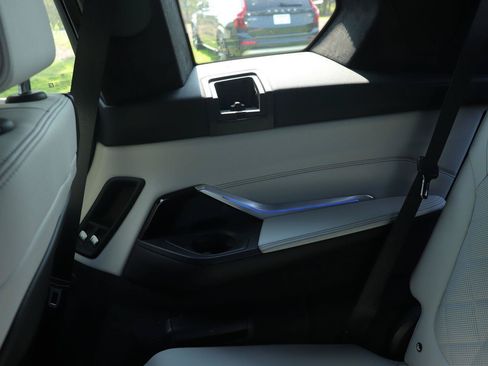 Used 2024 BMW X7 xDrive40i w/ Premium Package AWD/4WD image 17