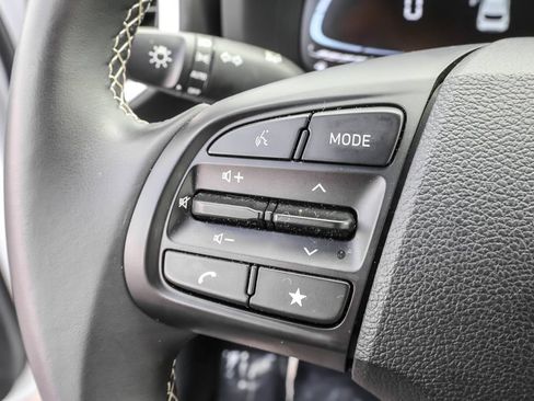 Certified 2025 Hyundai Venue Limited FWD image 20