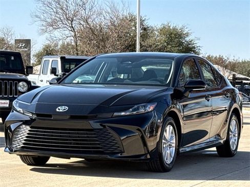 Used 2025 Toyota Camry LE image 3