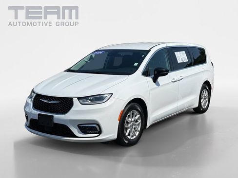 Used 2024 Chrysler Pacifica Touring-L FWD image 3