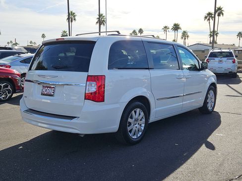 Used 2013 Chrysler Town & Country Touring image 5