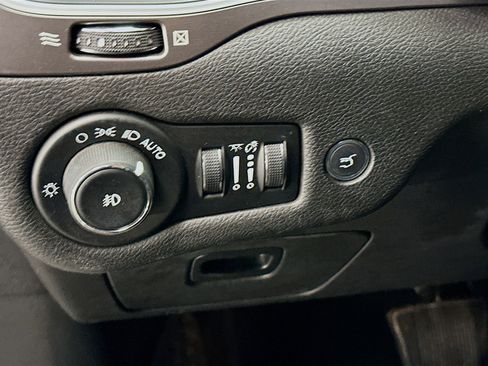 Used 2019 Jeep Cherokee Latitude Plus w/ Comfort/Convenience Group image 17