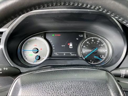 Used 2024 Toyota Venza XLE image 12