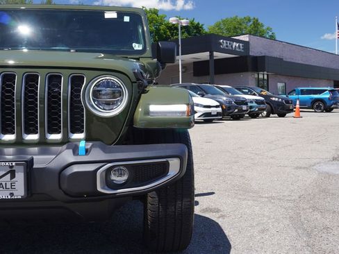 Used 2022 Jeep Wrangler Unlimited Sahara w/ Cold Weather Group AWD/4WD image 13