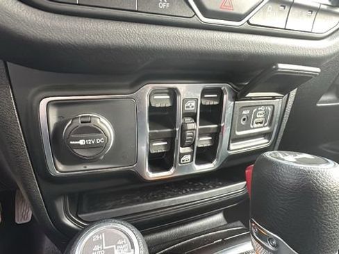 Used 2025 Jeep Wrangler Unlimited Sahara w/ Safety Group AWD/4WD image 23