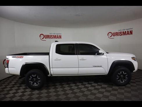 Used 2022 Toyota Tacoma TRD Off-Road AWD/4WD image 11