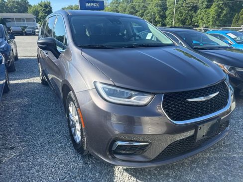 Used 2023 Chrysler Pacifica Touring-L FWD image 2