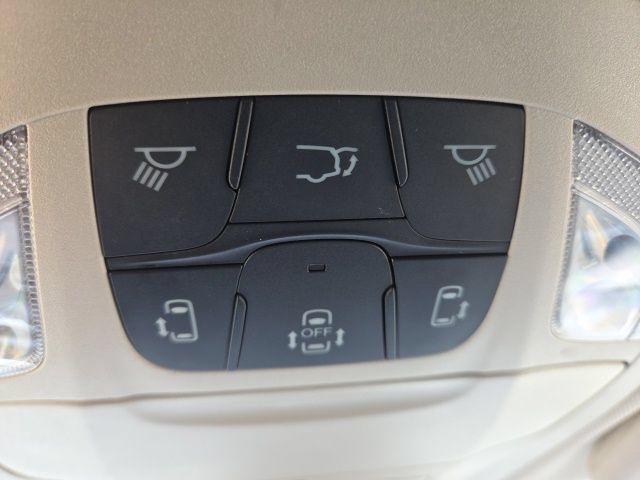 Used 2023 Chrysler Pacifica Touring-L FWD image 38