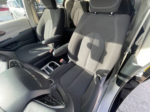 Used 2024 Chrysler Voyager LX image 39