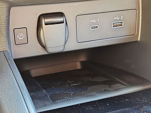 New 2025 Nissan Versa SR w/ Trunk Package image 17