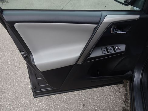 Used 2017 Toyota RAV4 XLE FWD image 13