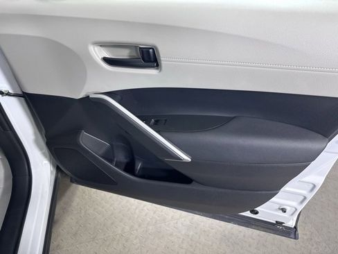 Used 2022 Toyota Corolla Cross LE image 9