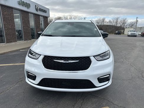 New 2026 Chrysler Pacifica Select image 2