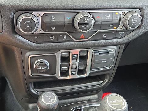 New 2025 Jeep Gladiator Sport image 28