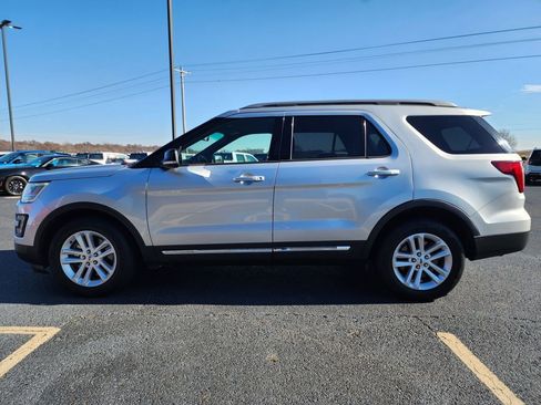 Used 2016 Ford Explorer XLT w/ Equipment Group 202A image 5