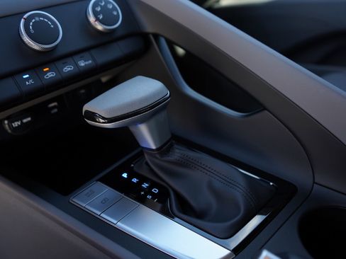 Used 2025 Hyundai Elantra SE image 12