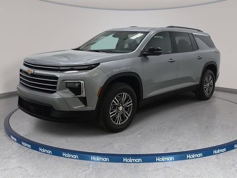 Used 2025 Chevrolet Traverse LT w/ Driver Confidence Package FWD image 1