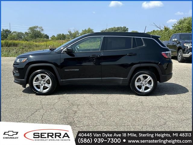 Used 2023 Jeep Compass Latitude w/ Convenience Group AWD/4WD image 2