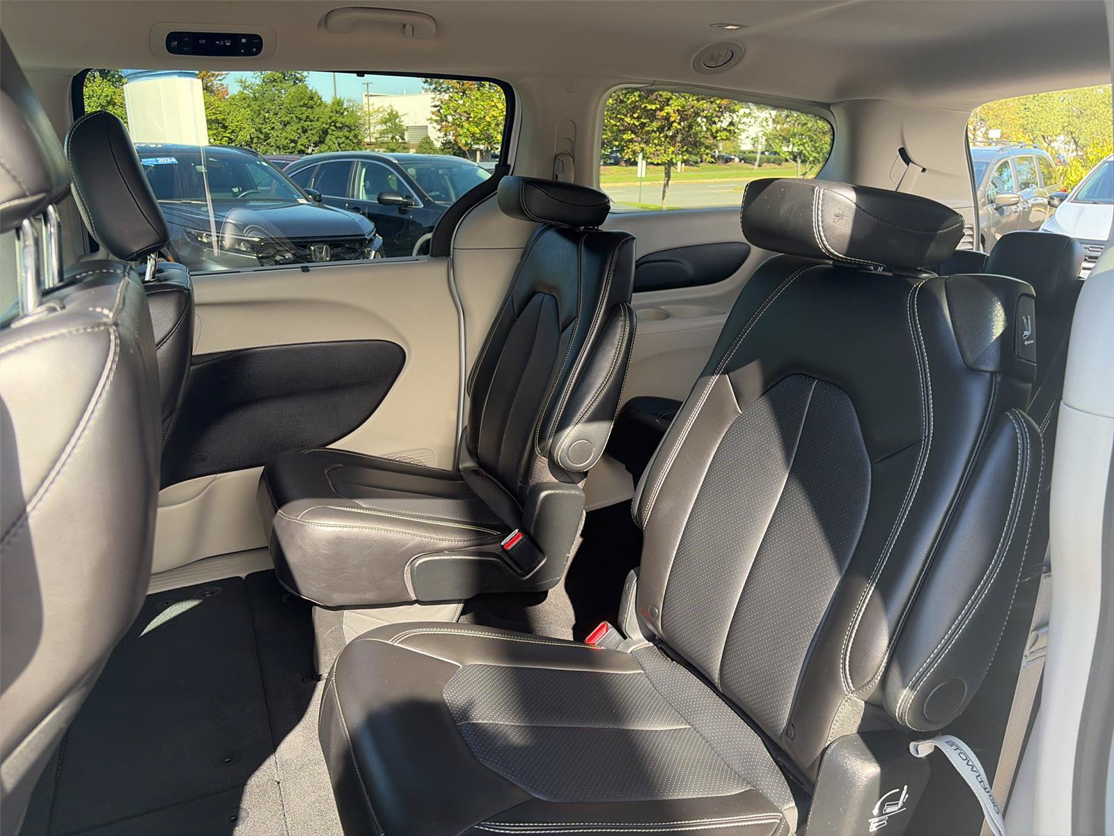 Used 2024 Chrysler Pacifica Touring-L FWD image 20