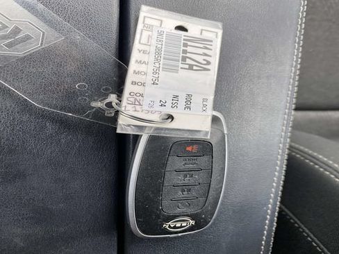 Used 2024 Nissan Rogue SV AWD/4WD image 28