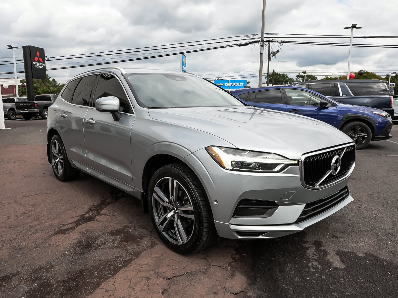 Used 2018 Volvo XC60 T5 Momentum w/ Convenience Package AWD/4WD image 3