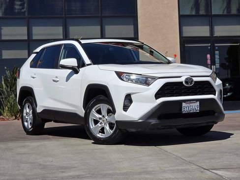 Used 2019 Toyota RAV4 XLE FWD image 3