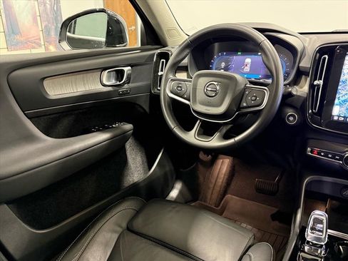 Used 2023 Volvo XC40 B5 Plus image 11