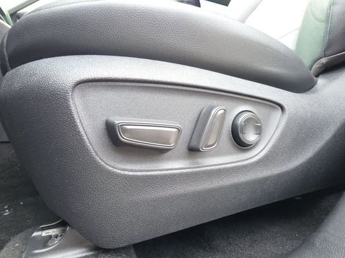 Used 2021 Toyota Highlander XLE AWD/4WD image 39