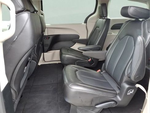 Used 2023 Chrysler Pacifica Touring-L FWD image 20