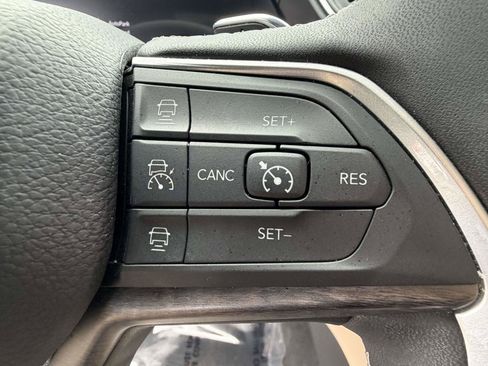 Used 2025 Jeep Grand Cherokee Limited w/ Black Appearance Package AWD/4WD image 13