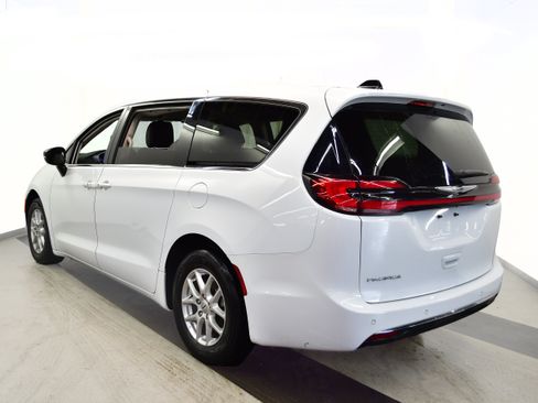 Used 2024 Chrysler Pacifica Touring-L FWD image 5