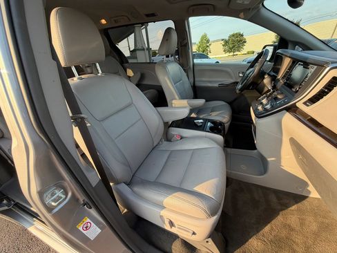 Used 2018 Toyota Sienna XLE FWD image 22
