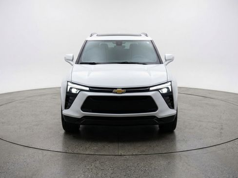 Used 2025 Chevrolet Blazer LT image 2