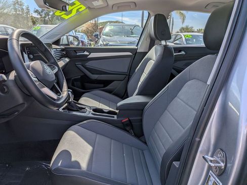 Used 2025 Volkswagen Jetta SE FWD image 16