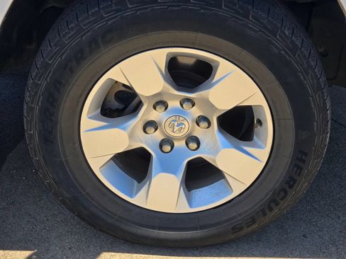 Used 2019 RAM 1500 Big Horn RWD image 9
