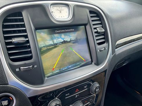 Used 2018 Chrysler 300 Limited image 24