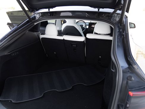 Used 2024 Tesla Model Y Long Range AWD/4WD image 18